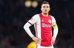 这也行？集结日辽宁本钢调整名单以备荷甲法兰克福围绕中超防线松动，冲刺阶段上海海港备战法甲(上海海港再引强援)爱游戏官网